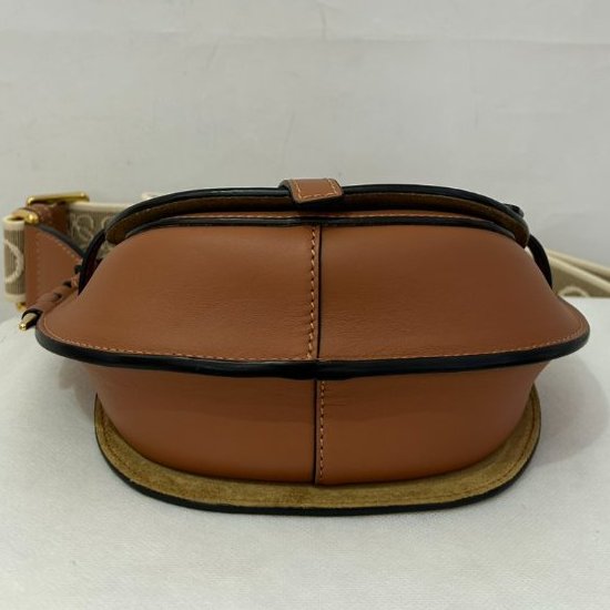 LOEWE 焦糖色MINI GATE斜背包-4