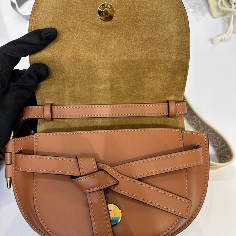 LOEWE 焦糖色MINI GATE斜背包-7