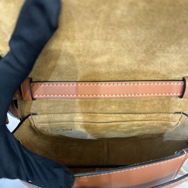 LOEWE 焦糖色MINI GATE斜背包-8