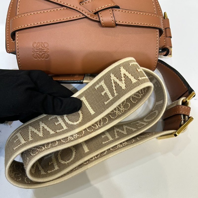 LOEWE 焦糖色MINI GATE斜背包-9