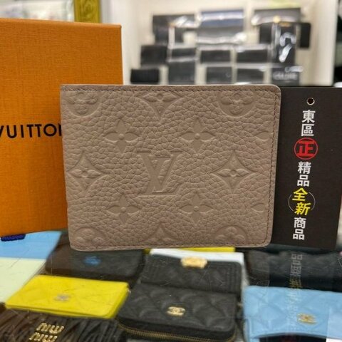 東區正精品㊣LOUIS VUITTON LV M13890 Multiple 全新奶茶色全皮壓紋內交叉對開短夾 RA1798