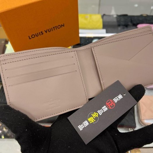東區正精品㊣LOUIS VUITTON LV M13890 Multiple 全新奶茶色全皮壓紋內交叉對開短夾 RA1798-1