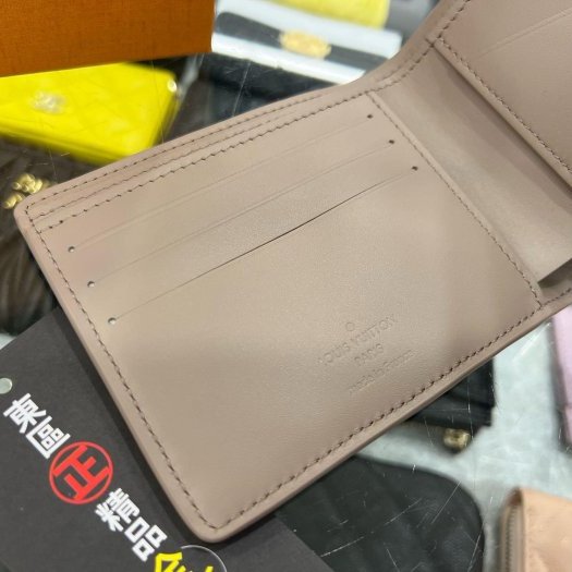 東區正精品㊣LOUIS VUITTON LV M13890 Multiple 全新奶茶色全皮壓紋內交叉對開短夾 RA1798-2