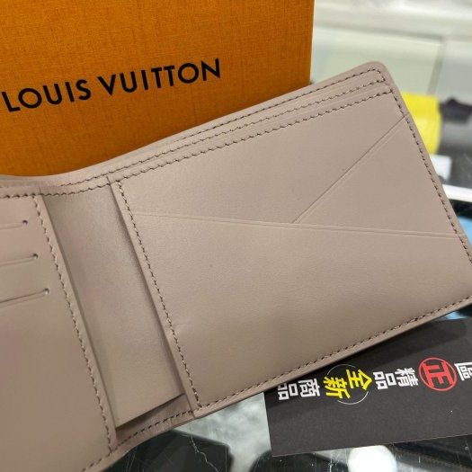 東區正精品㊣LOUIS VUITTON LV M13890 Multiple 全新奶茶色全皮壓紋內交叉對開短夾 RA1798-3