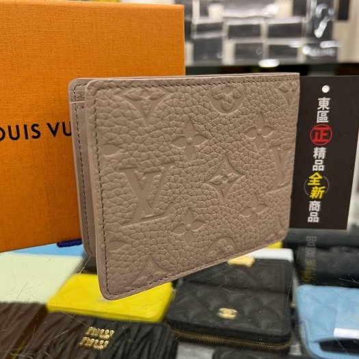 東區正精品㊣LOUIS VUITTON LV M13890 Multiple 全新奶茶色全皮壓紋內交叉對開短夾 RA1798-6