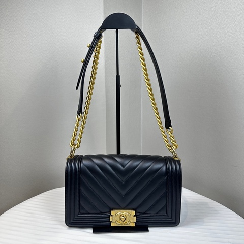 香奈兒/Chanel Leboy 黑色牛皮金扣V紋中號單肩斜背包25x15x9cm