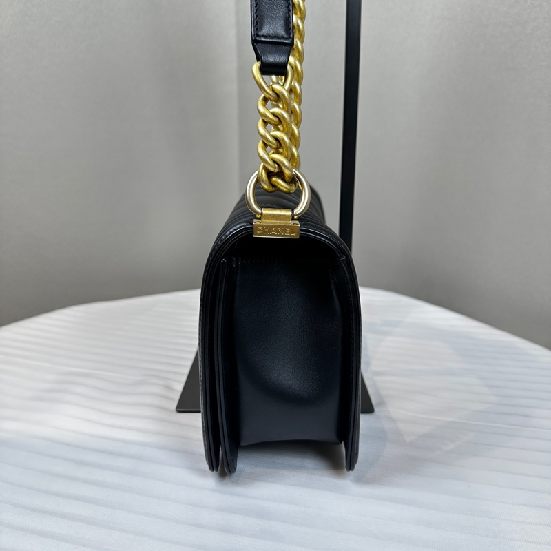 香奈兒/Chanel Leboy 黑色牛皮金扣V紋中號單肩斜背包25x15x9cm-2