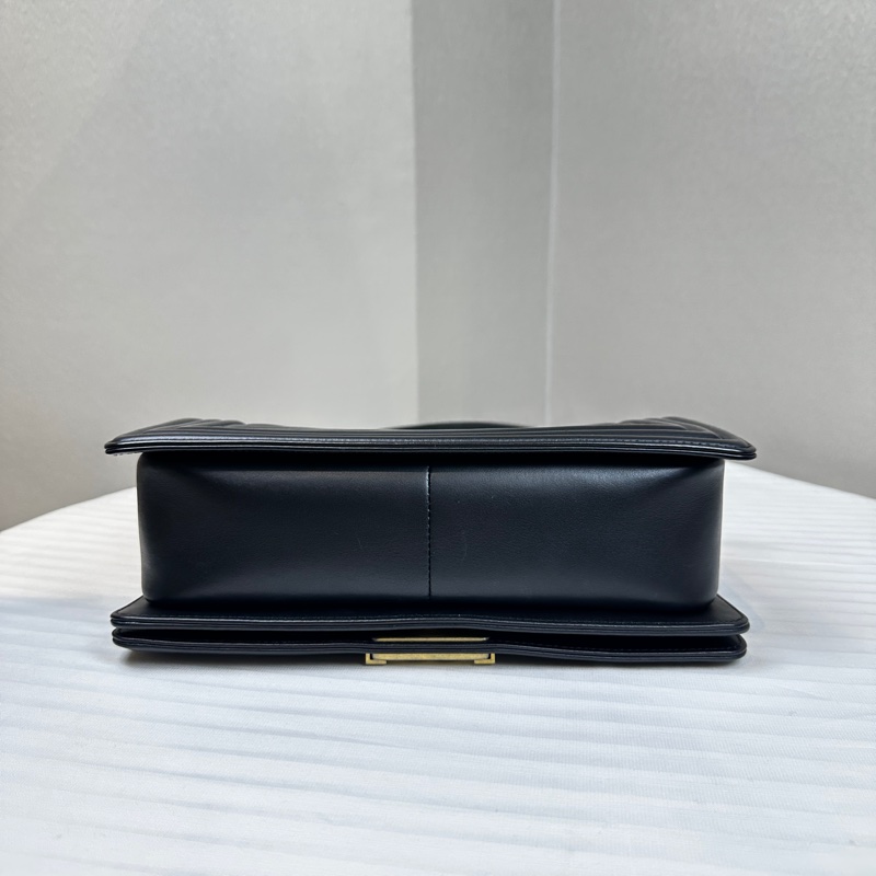 香奈兒/Chanel Leboy 黑色牛皮金扣V紋中號單肩斜背包25x15x9cm-5