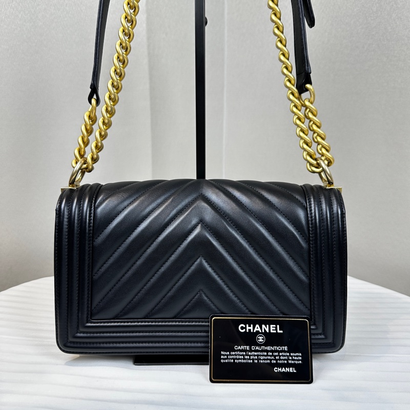 香奈兒/Chanel Leboy 黑色牛皮金扣V紋中號單肩斜背包25x15x9cm-10