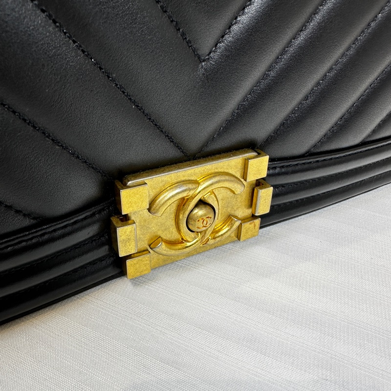 香奈兒/Chanel Leboy 黑色牛皮金扣V紋中號單肩斜背包25x15x9cm-13