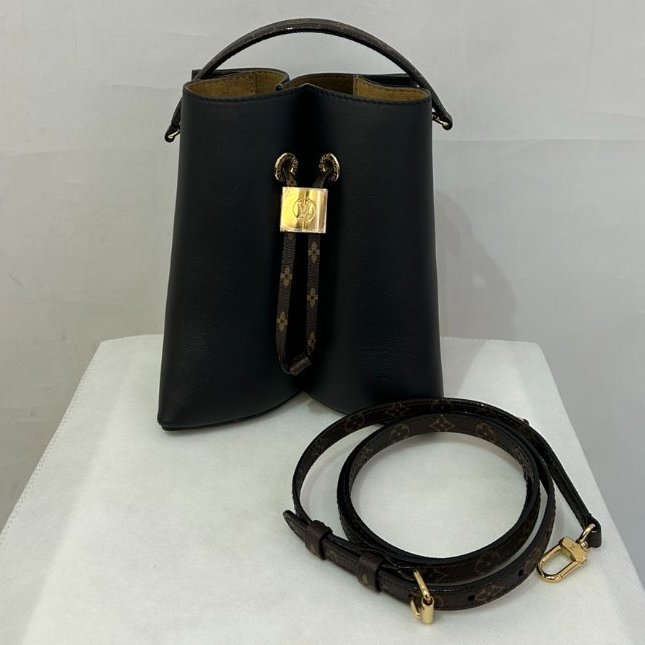 LV黑牛皮金LOGO老花背帶束口水桶BLOOM兩用包PM-0