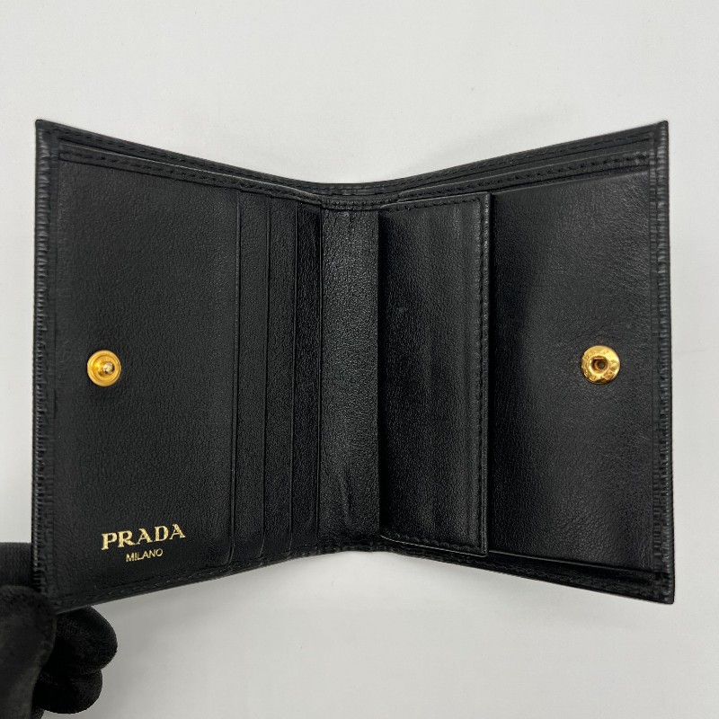 PRADA 經典三角LOGO直紋小牛皮 短夾 零錢包 1MV204-5