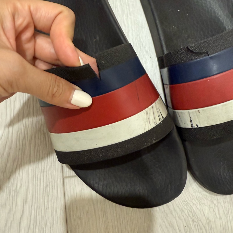 GUCCI經典男用拖鞋二手有明顯使用感-2