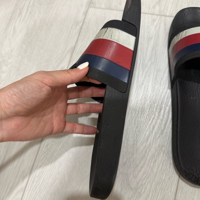 GUCCI經典男用拖鞋二手有明顯使用感-4