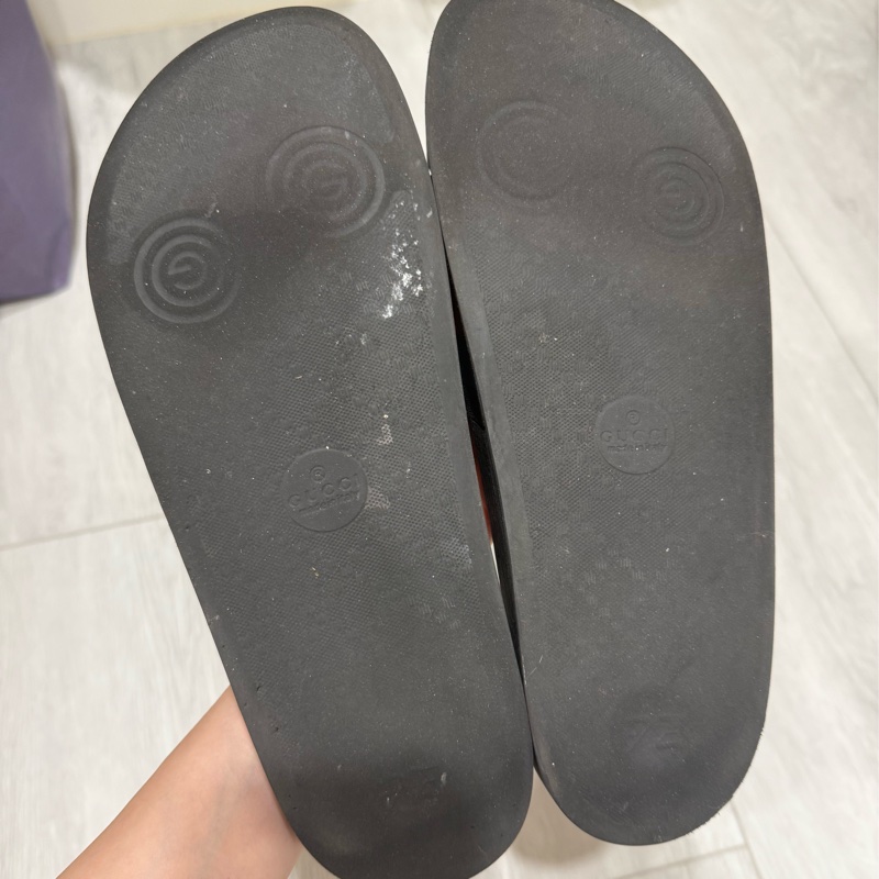 GUCCI經典男用拖鞋二手有明顯使用感-8