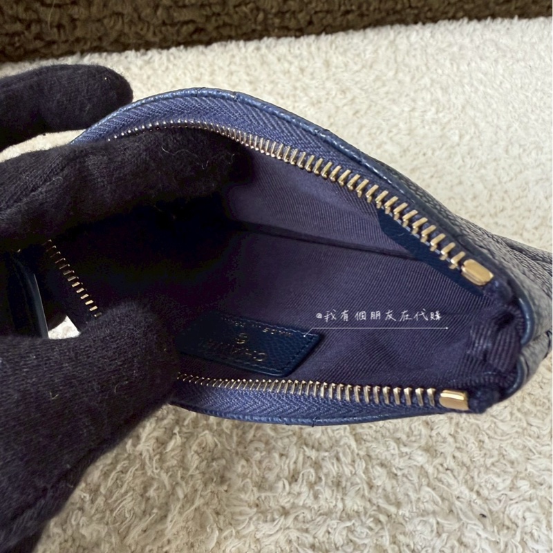 《我有個朋友在代購》香奈兒深藍色金釦一字拉鏈錢包—全新在台-5