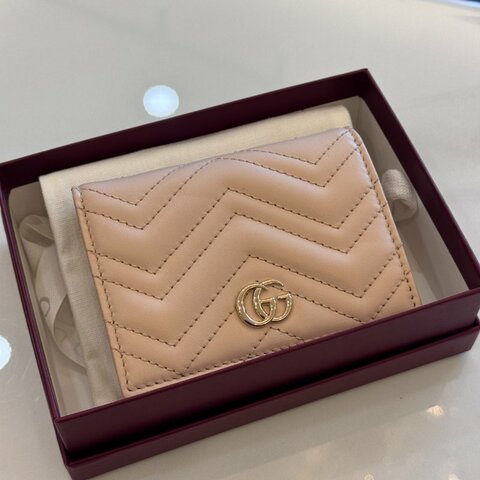 *SHIHNA名牌精品* Gucci GG Marmont系列杏粉色絎縫V型皮革卡包