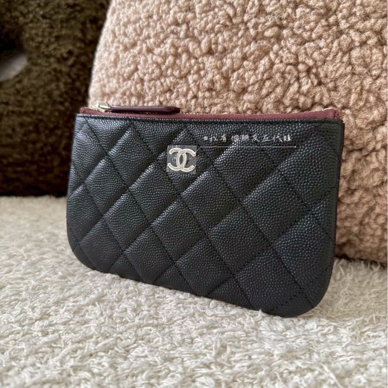 《我有個朋友在代購》香奈兒黑銀一字拉鏈錢包——全新在台-0