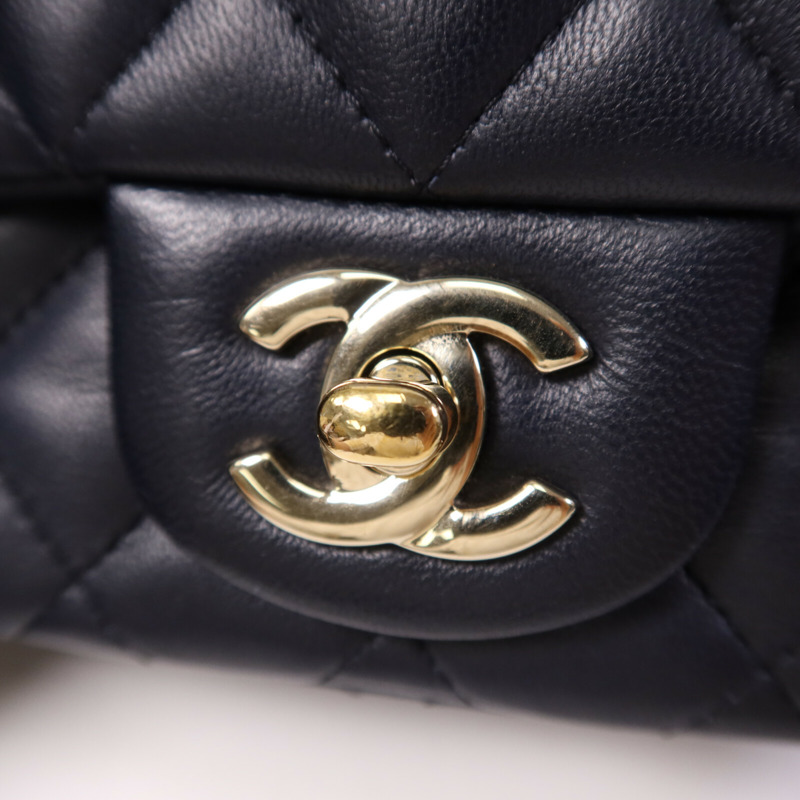 CHANEL 羊皮皮革Classic 17金扣鏈帶肩背袋-6