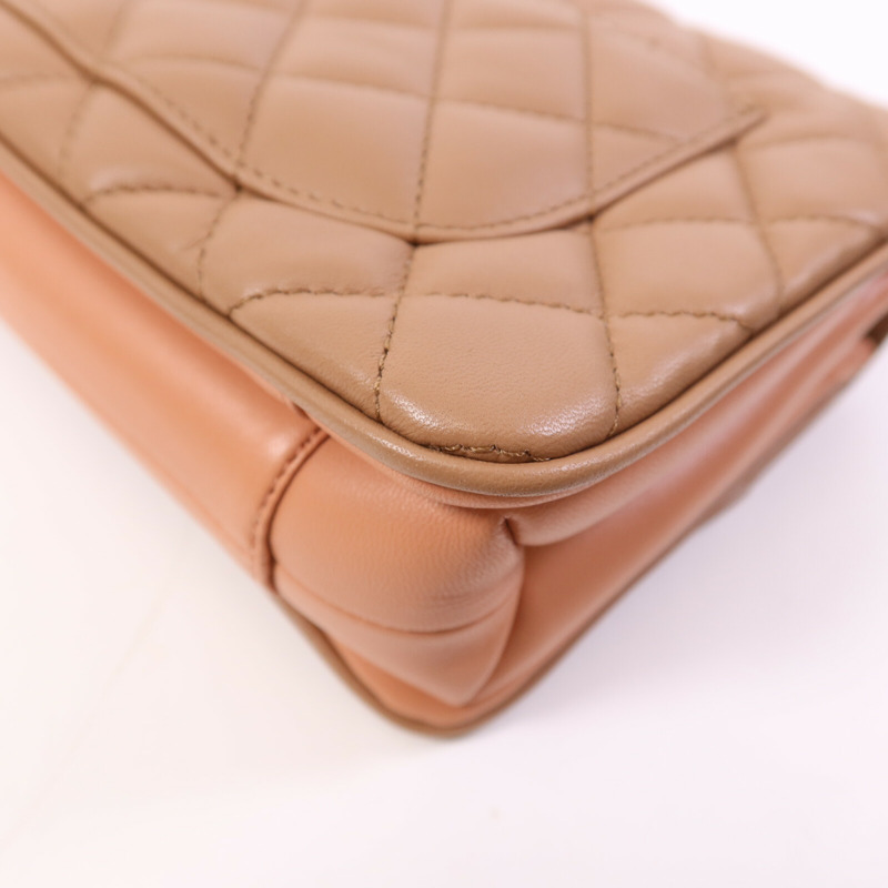 CHANEL 羊皮皮革金扣肩背袋 杏色-10