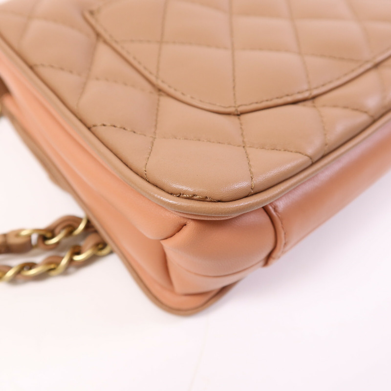 CHANEL 羊皮皮革金扣肩背袋 杏色-11