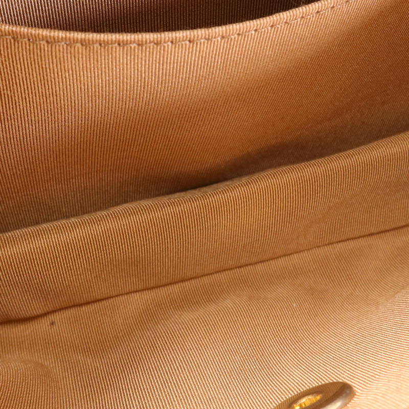 CHANEL 羊皮皮革金扣肩背袋 杏色-16