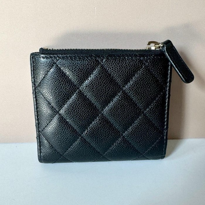 二手真品 CHANEL 新款 黑色 荔枝皮 淡金 雙C 側拉鍊 對開 短夾 AP3388-1