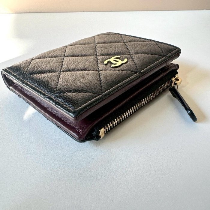 二手真品 CHANEL 新款 黑色 荔枝皮 淡金 雙C 側拉鍊 對開 短夾 AP3388-3