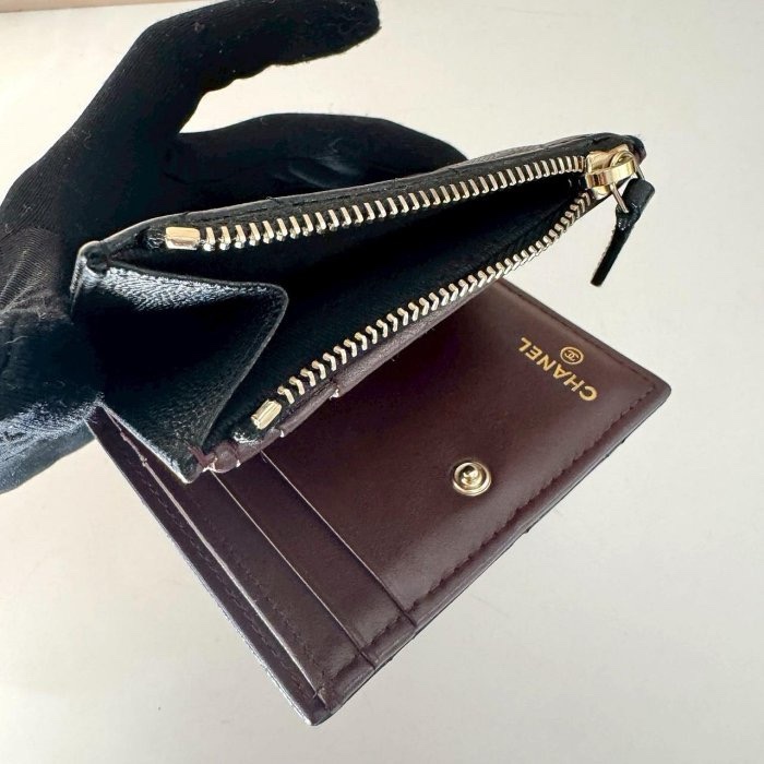 二手真品 CHANEL 新款 黑色 荔枝皮 淡金 雙C 側拉鍊 對開 短夾 AP3388-6