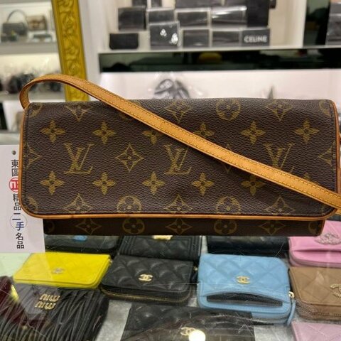 東區正精品㊣LV 字紋老花釦子信封包斜背包手拿包 RA1795