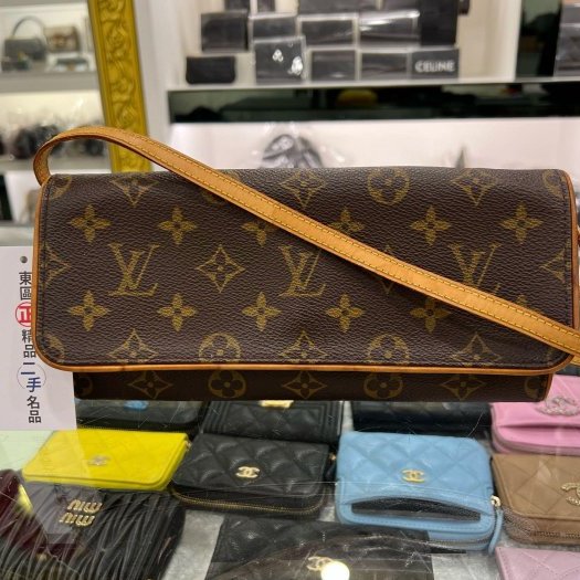 東區正精品㊣LV 字紋老花釦子信封包斜背包手拿包 RA1795-0