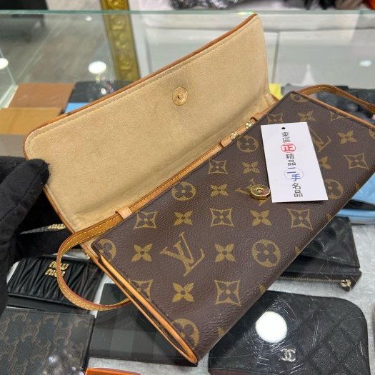 東區正精品㊣LV 字紋老花釦子信封包斜背包手拿包 RA1795-1