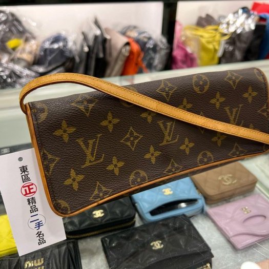 東區正精品㊣LV 字紋老花釦子信封包斜背包手拿包 RA1795-4