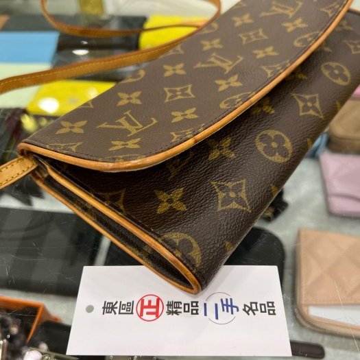 東區正精品㊣LV 字紋老花釦子信封包斜背包手拿包 RA1795-7