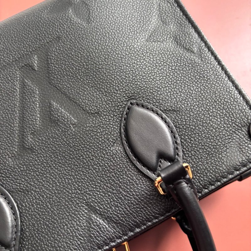 小款 ::LOUIS VUITTON:: LV OnTheGo PM 黑色Monogram Empreinte 壓花皮革手提包 托特包 斜背包 肩背包-5