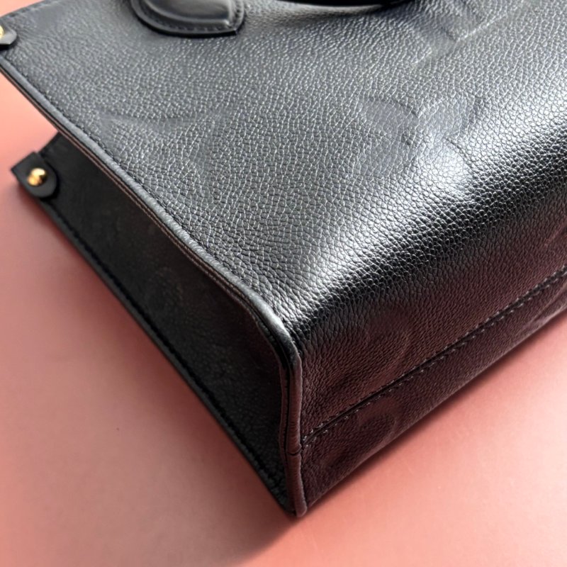 小款 ::LOUIS VUITTON:: LV OnTheGo PM 黑色Monogram Empreinte 壓花皮革手提包 托特包 斜背包 肩背包-8
