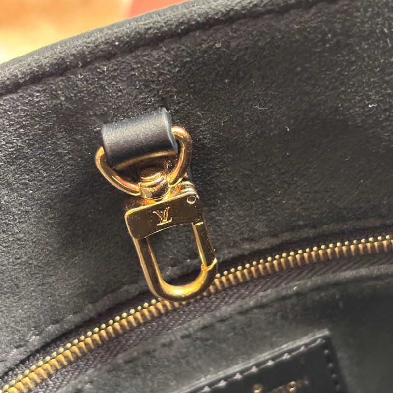 小款 ::LOUIS VUITTON:: LV OnTheGo PM 黑色Monogram Empreinte 壓花皮革手提包 托特包 斜背包 肩背包-14