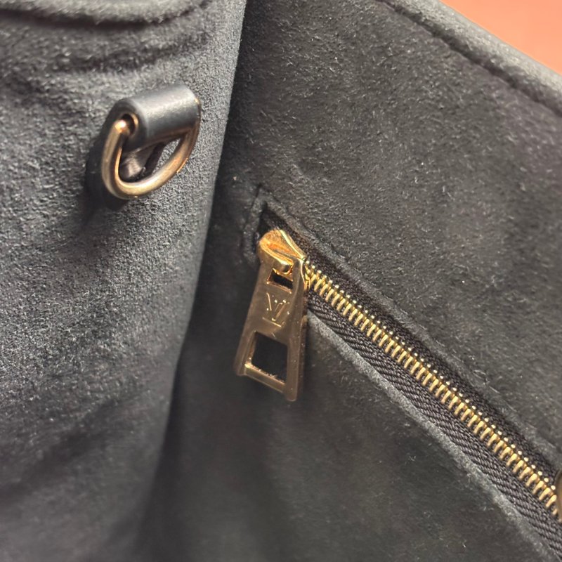 小款 ::LOUIS VUITTON:: LV OnTheGo PM 黑色Monogram Empreinte 壓花皮革手提包 托特包 斜背包 肩背包-15