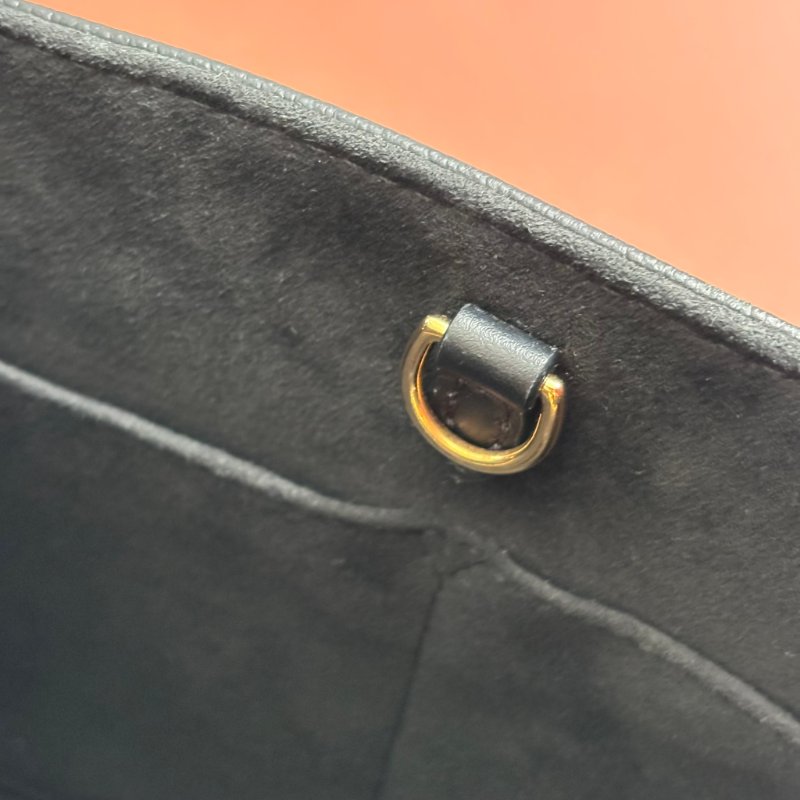 小款 ::LOUIS VUITTON:: LV OnTheGo PM 黑色Monogram Empreinte 壓花皮革手提包 托特包 斜背包 肩背包-17