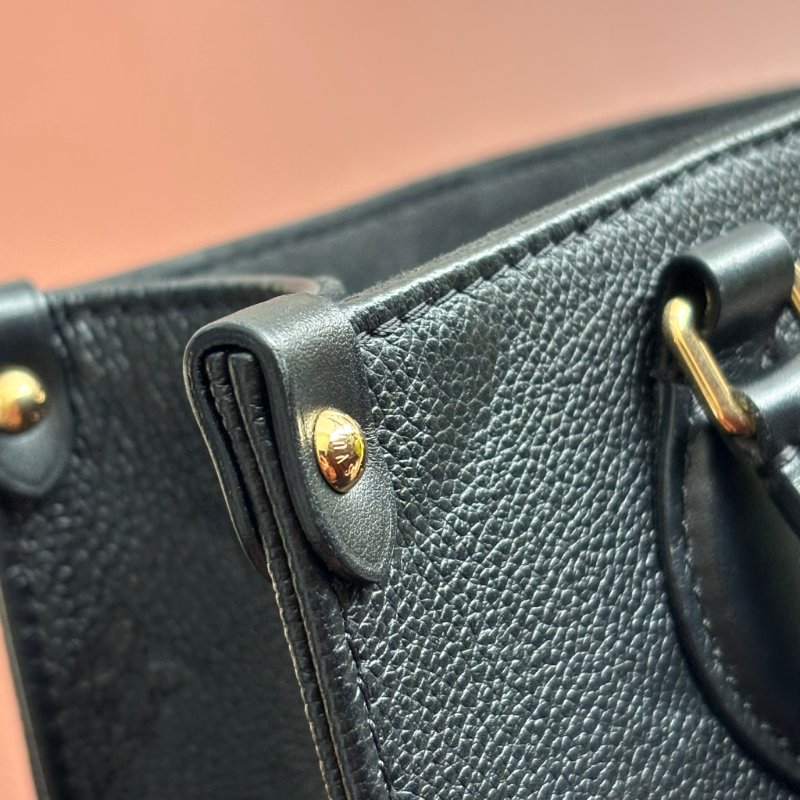 小款 ::LOUIS VUITTON:: LV OnTheGo PM 黑色Monogram Empreinte 壓花皮革手提包 托特包 斜背包 肩背包-18
