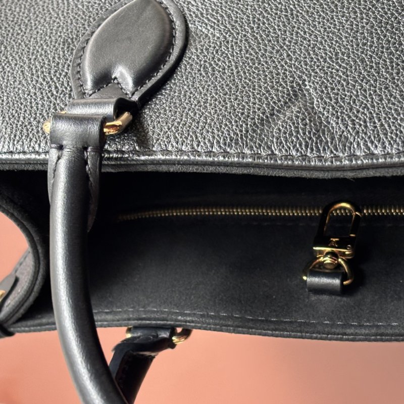 小款 ::LOUIS VUITTON:: LV OnTheGo PM 黑色Monogram Empreinte 壓花皮革手提包 托特包 斜背包 肩背包-21