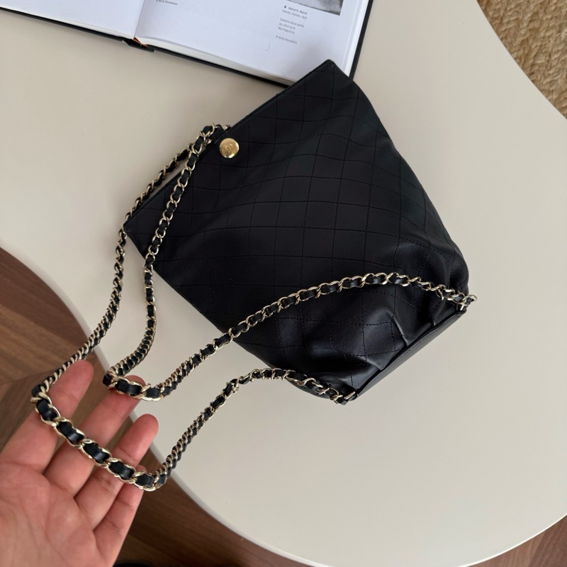 Chanel 黑金菱格水桶雙肩包-1
