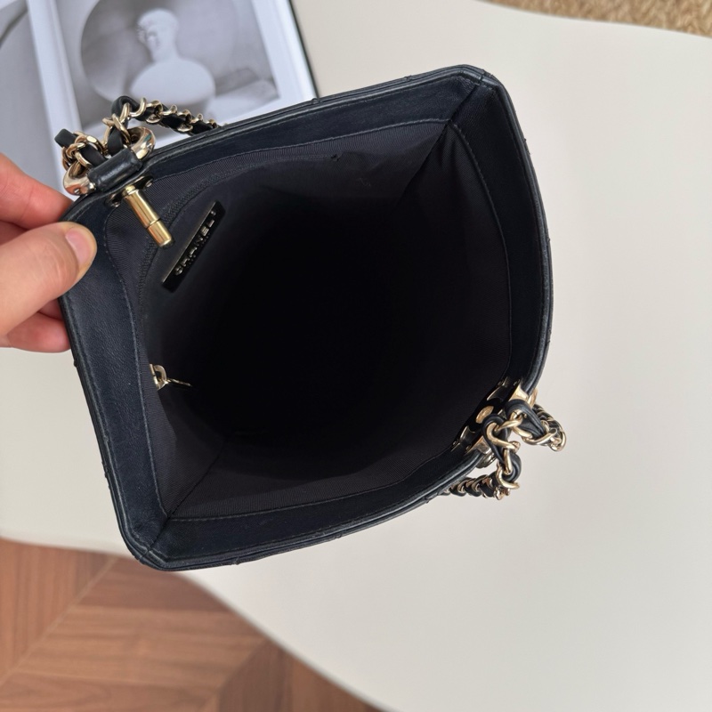 Chanel 黑金菱格水桶雙肩包-5