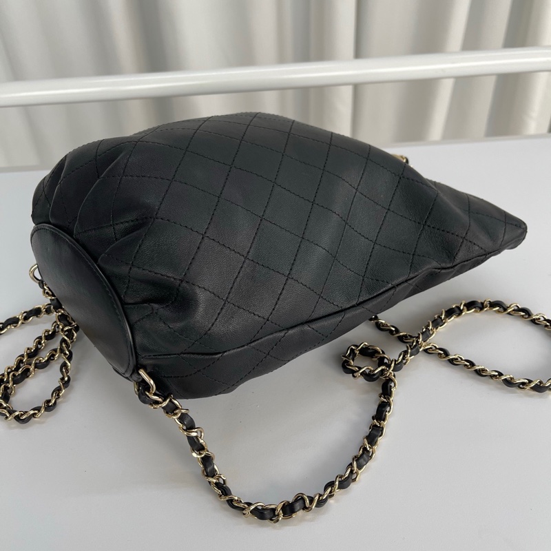 Chanel 黑金菱格水桶雙肩包-7