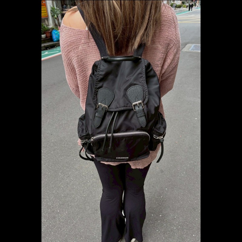 Burberry 黑帆布三口袋後背背包-5