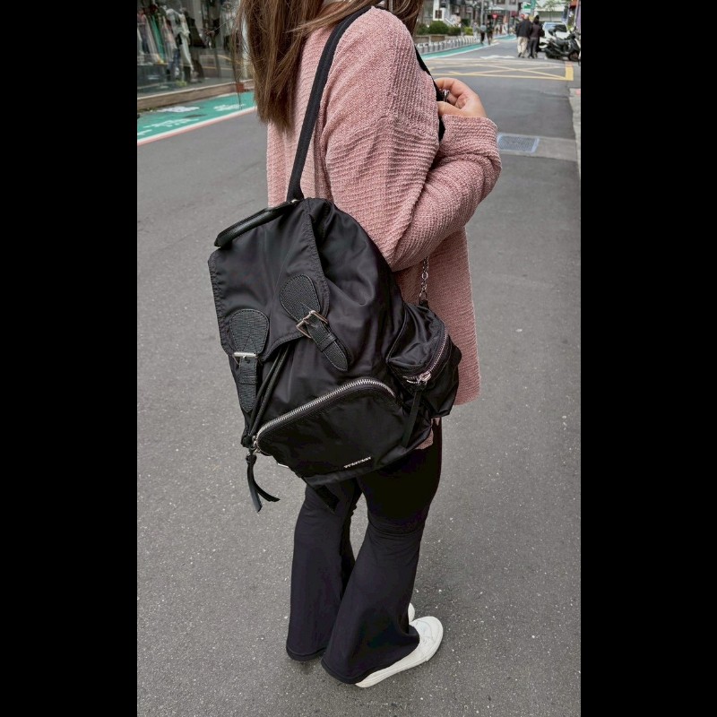 Burberry 黑帆布三口袋後背背包-6