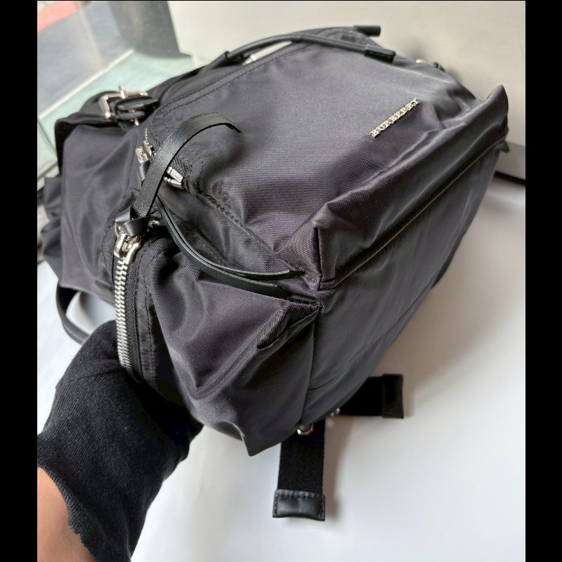 Burberry 黑帆布三口袋後背背包-8