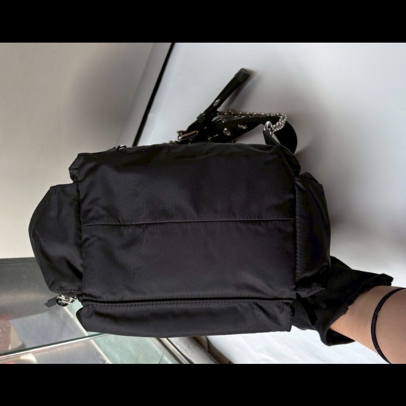 Burberry 黑帆布三口袋後背背包-10