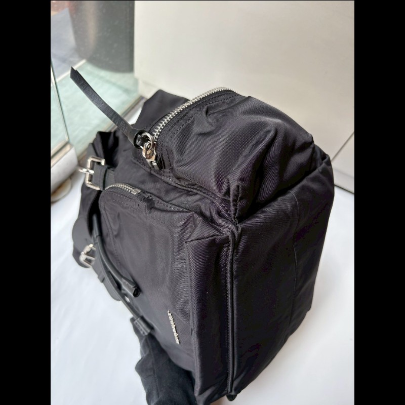 Burberry 黑帆布三口袋後背背包-12