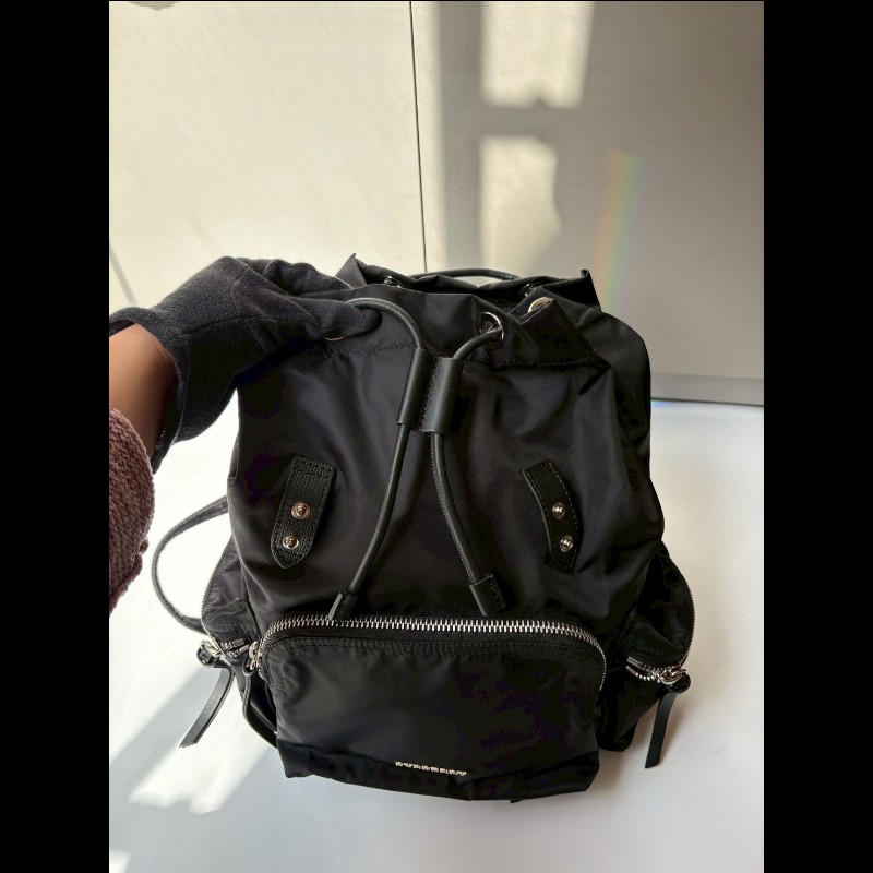 Burberry 黑帆布三口袋後背背包-17